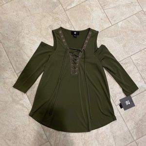 🤍4/$15 Cut out shoulder shirt